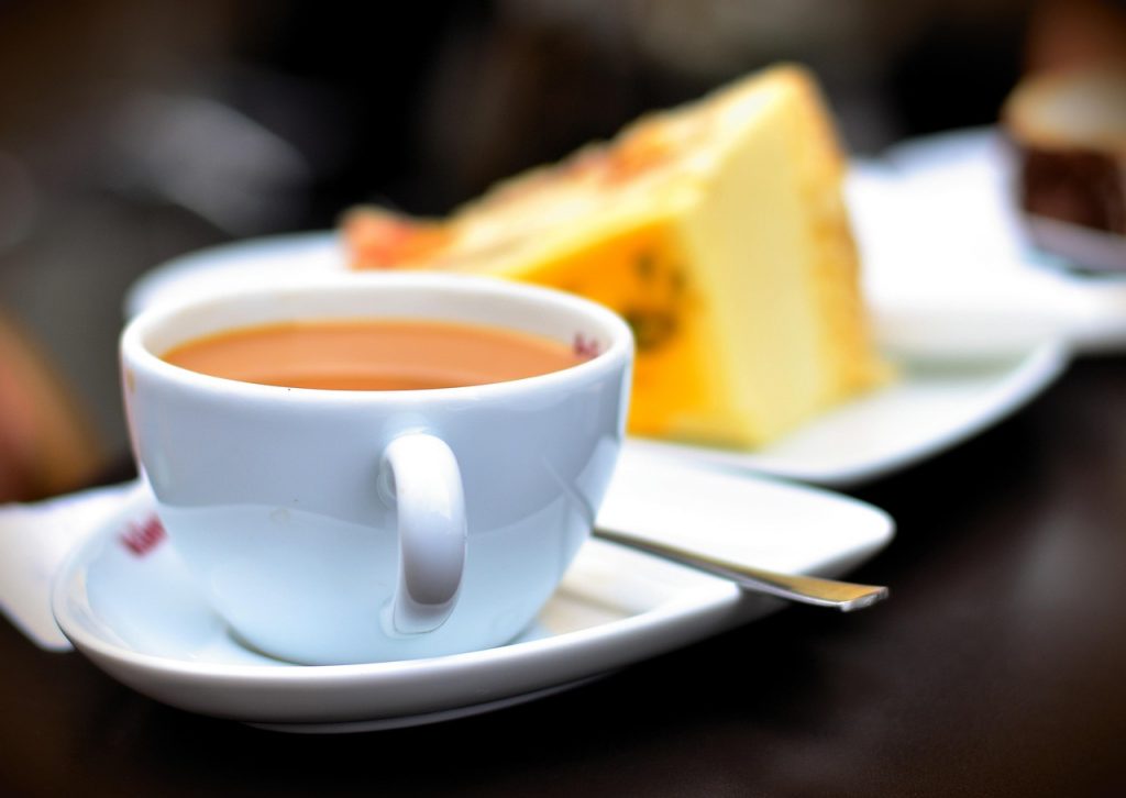Kaffetasse und Kuchenstück